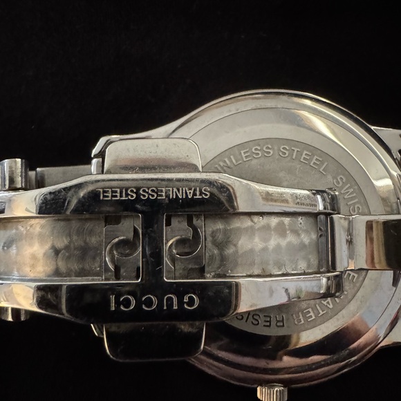 GUCCI black stainless steel watch with date. main image 12